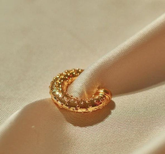 Entrelazos Estrellas Earcuff – Textured Star Cuff