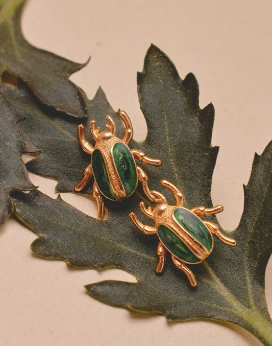 Entrelazos Mini Escarabajo Earrings – Emerald Scarab Studs