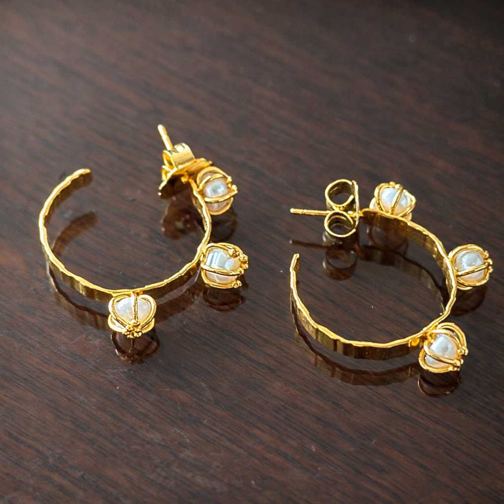 Corona Dorada Hoops | Pearl Crown Gold Hoop Earrings