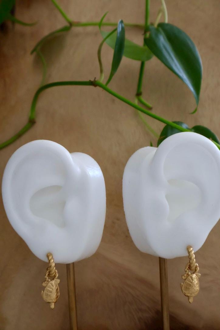 Tortuguita del Caribe Charm Mini Hoop Earrings