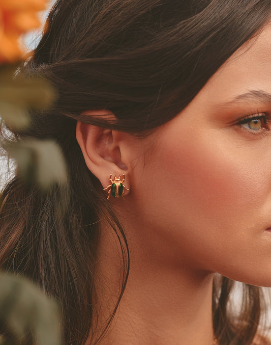 Entrelazos Mini Escarabajo Earrings – Emerald Scarab Studs
