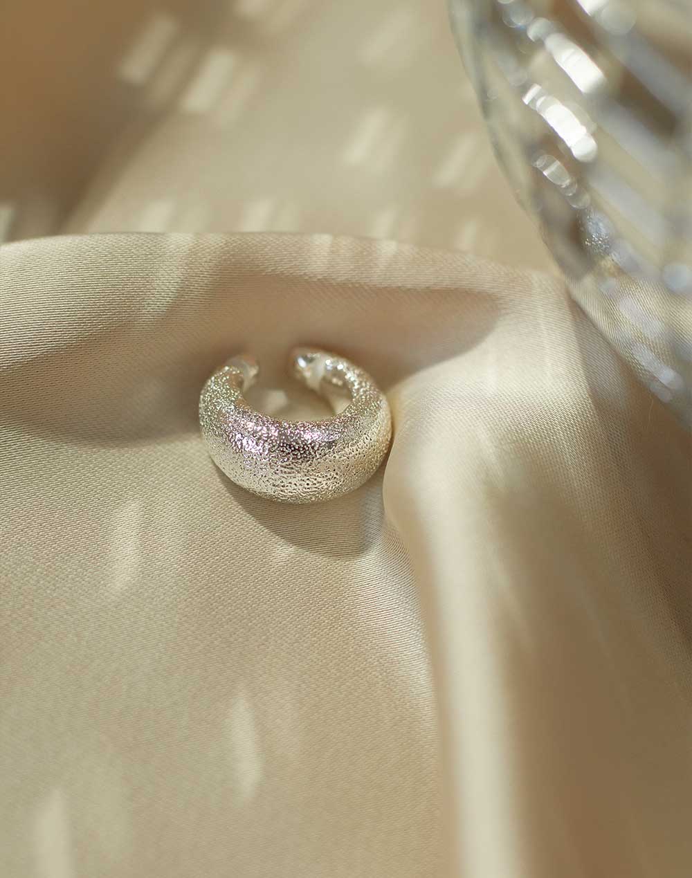 Entrelazos Plutón Earcuff - Textured Silver Statement Cuff