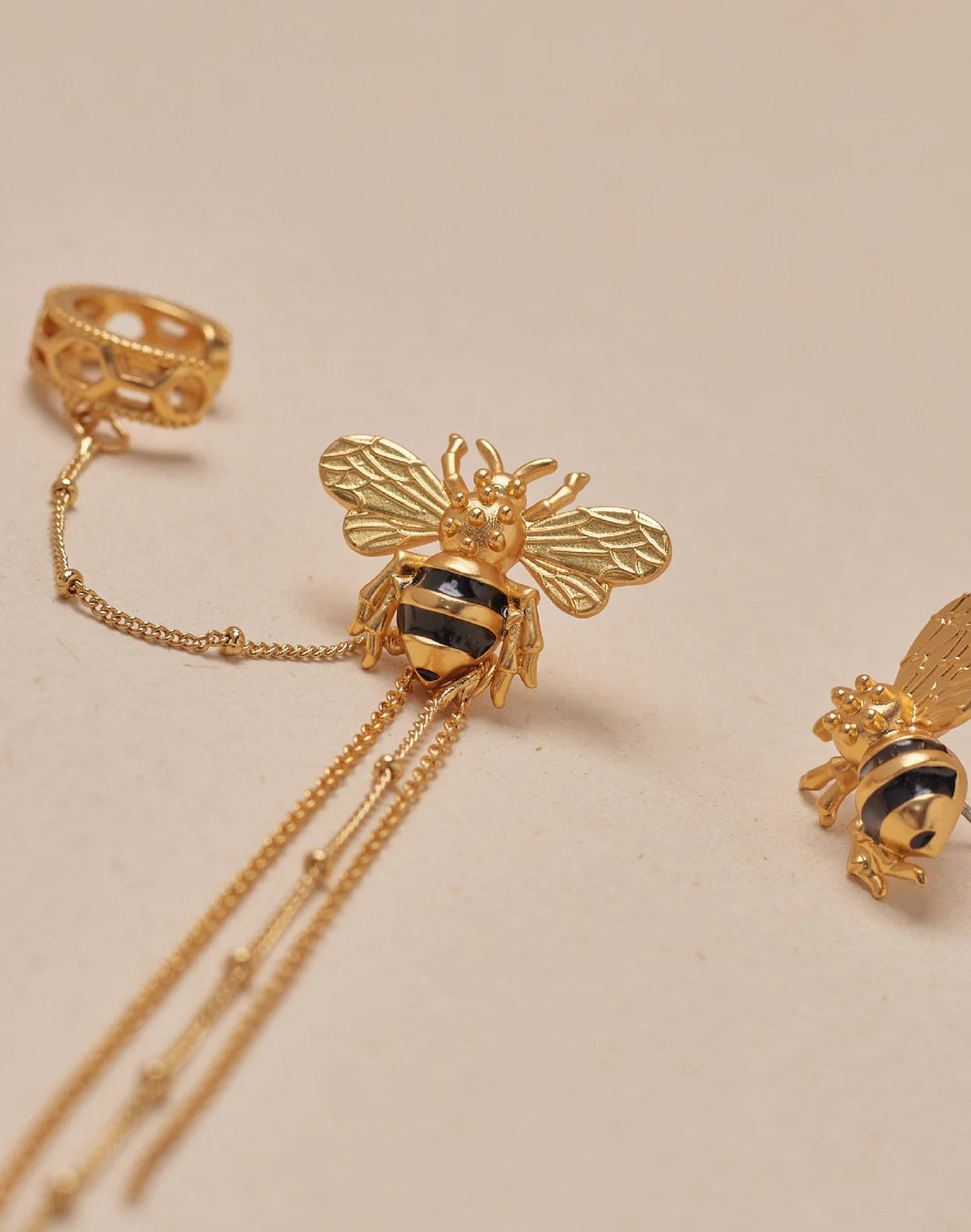 Abeja Reina del Retiro Earrings