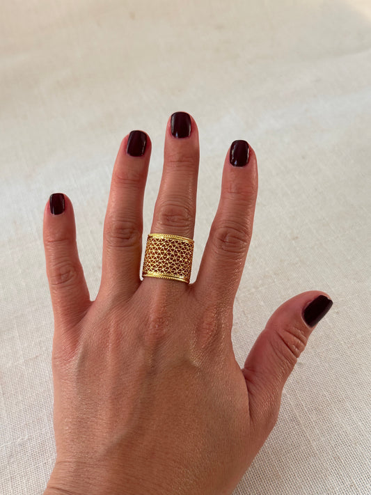 Anillo Malla Dorada - Handwoven Colombian Wide Band Ring