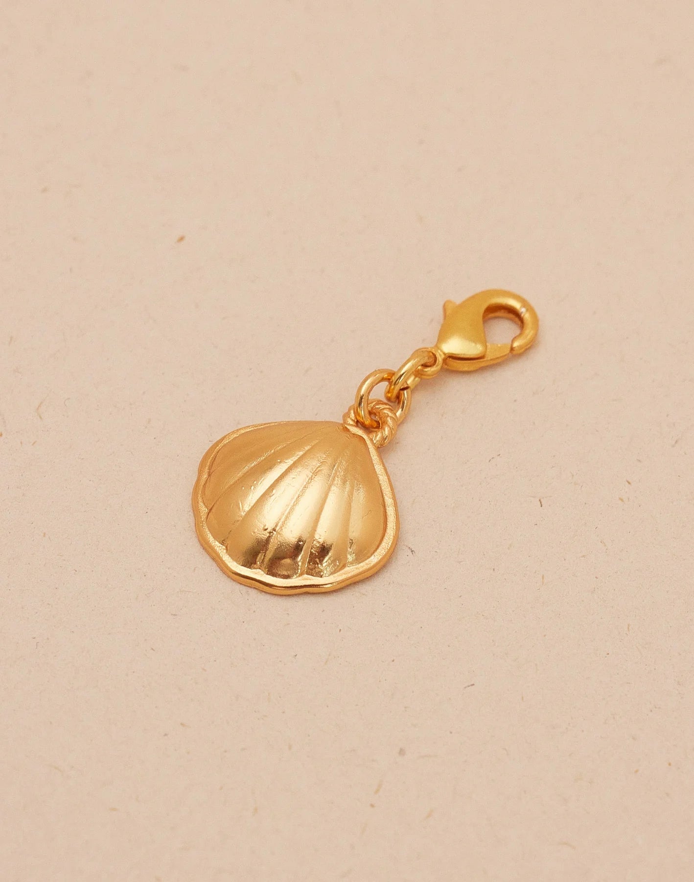 Mini Charm Seashell by Entrelazos