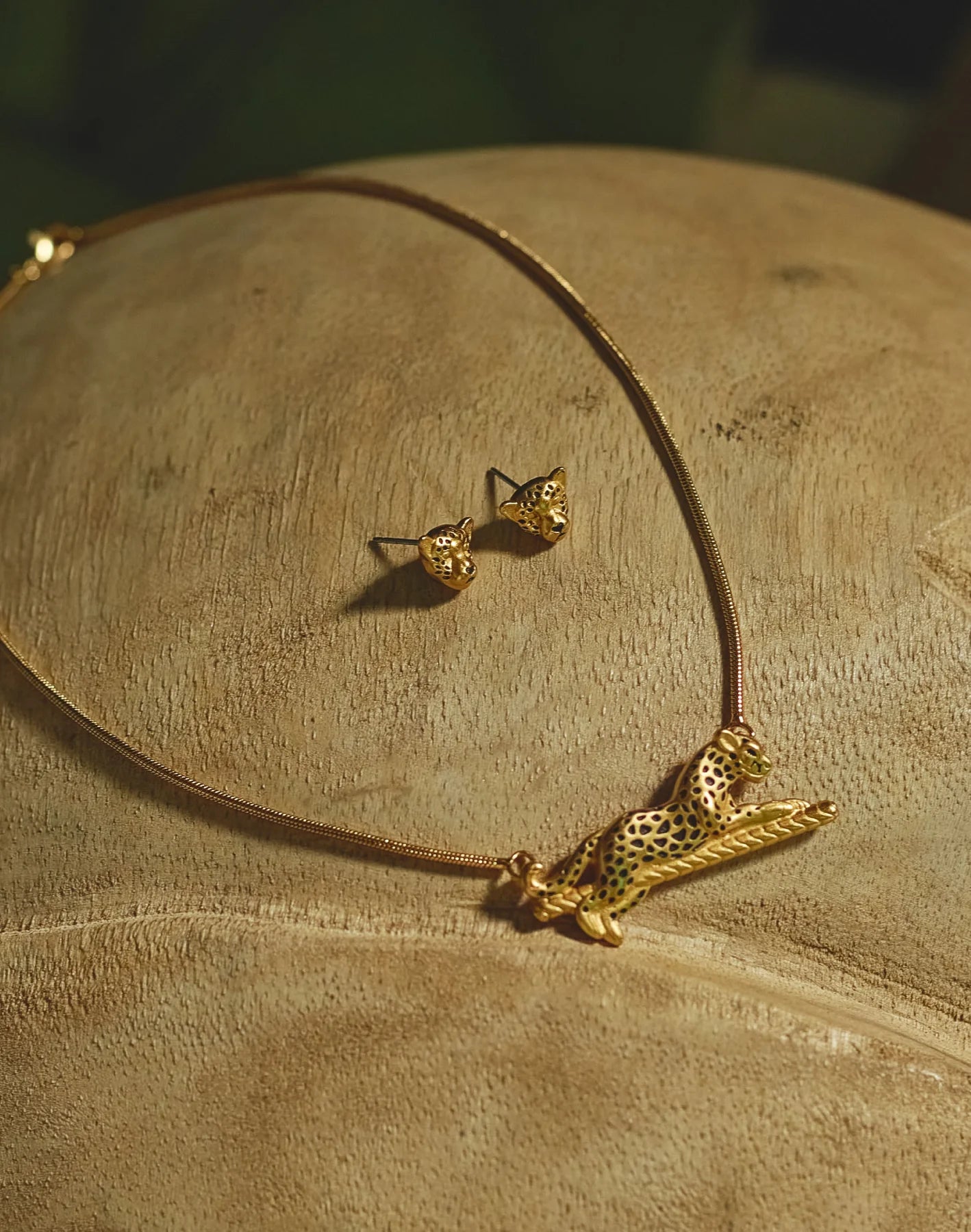 Entrelazos Jaguar Set – Gold Necklace & Stud Earrings