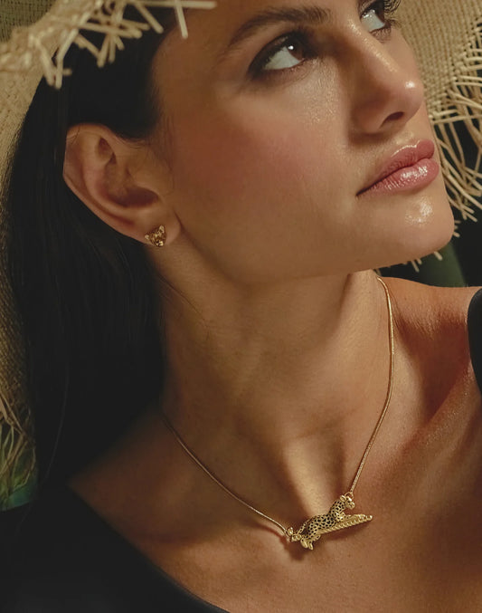Entrelazos Jaguar Set – Gold Necklace & Stud Earrings