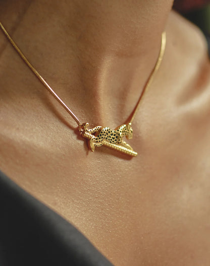 Entrelazos Jaguar Set – Gold Necklace & Stud Earrings