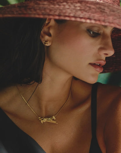 Entrelazos Jaguar Set – Gold Necklace & Stud Earrings